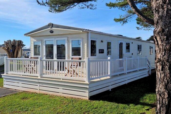 3 Bedroom Chalet To Rent In Gillard Road, Brixham, TQ5