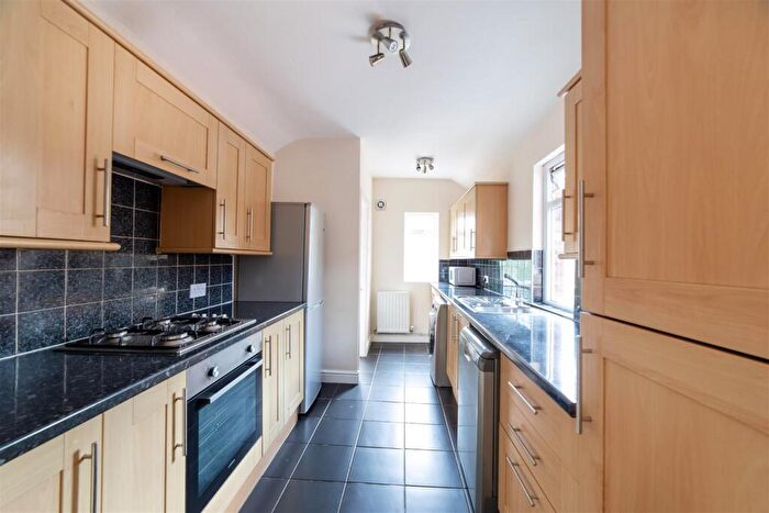 4 Bedroom Maisonette To Rent In £pppw - Simonside Terrace, Heaton, NE6