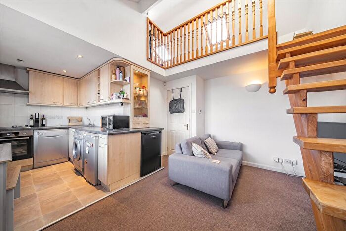 1 Bedroom Flat For Sale In Ewell Road, Surbiton, KT6