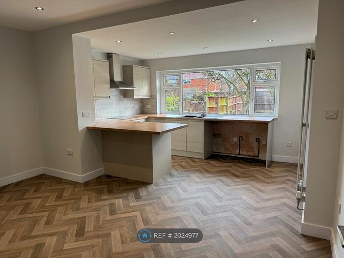 3 Bedroom Semi-Detached House To Rent In Bawtry Road, Hellaby, Rotherham, S66