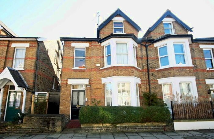 2 Bedroom Flat To Rent In Larkfield Road, Richmond, TW9