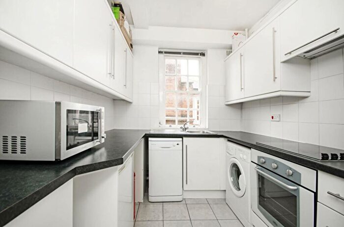 3 Bedroom Flat To Rent In Grove End Road, St John's Wood, London, NW8