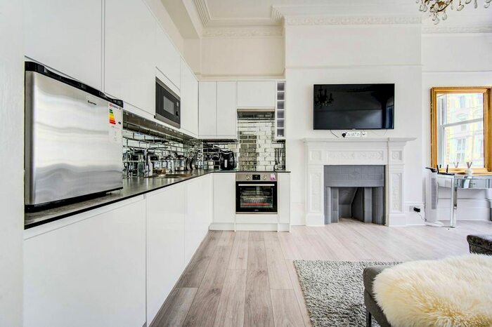 2 Bedroom Flat To Rent In Warwick Road, Earls Court, London, SW5