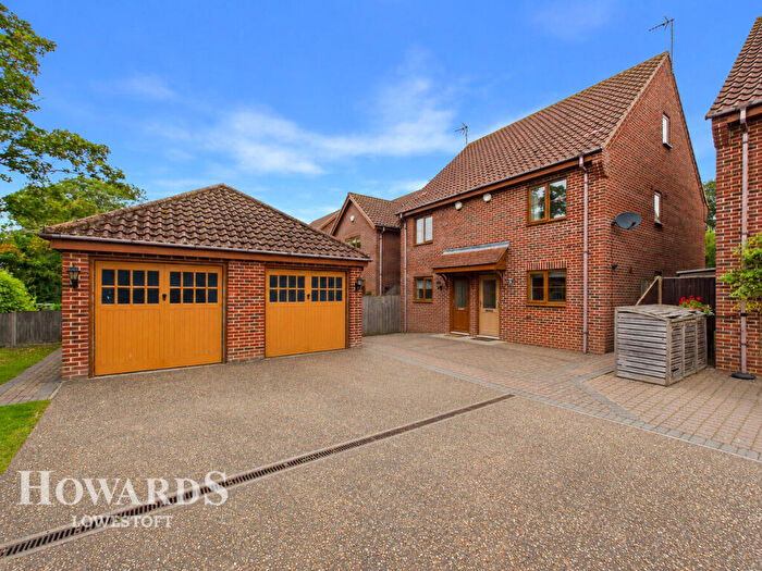 3 Bedroom Semi-Detached House For Sale In Lound Road, Lowestoft, NR32