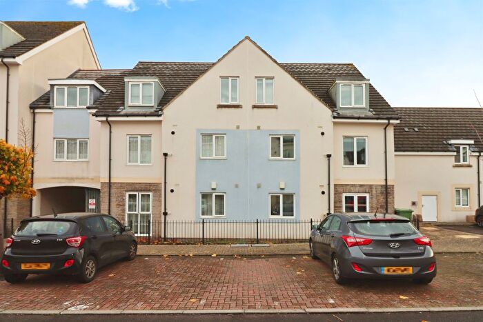 2 Bedroom Flat For Sale In Summit Close, Kingswood, Bristol, BS15