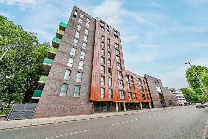 3 Bedroom Apartment To Rent In St. Peter'S Plough Road London, SW11