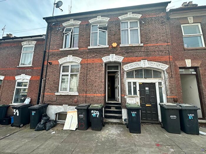 4 Bedroom Flat To Rent In Cardigan Street, Luton, Bedfordshire, LU1