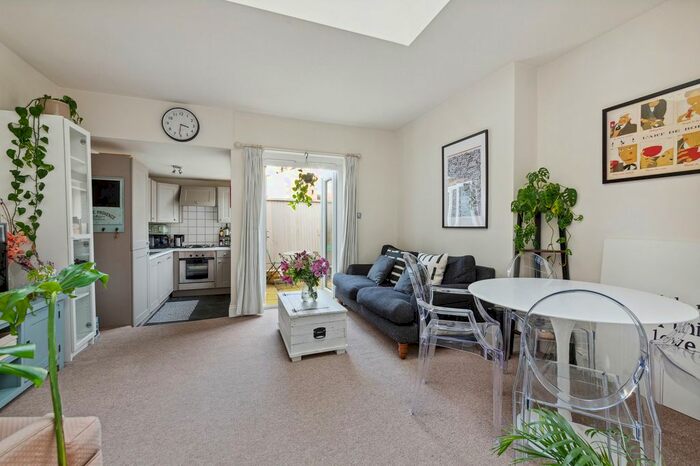2 Bedroom Flat To Rent In Ballater Road, London, SW2
