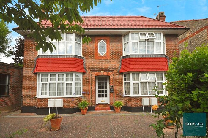2 Bedroom Apartment For Sale In Park Avenue, Finchley, N3