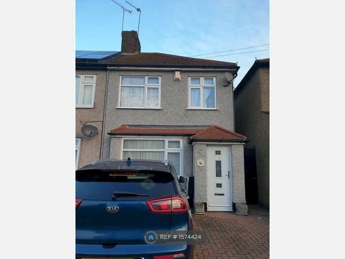 3 Bedroom End Of Terrace House To Rent In Lamberhurst Road, Dagenham, RM8