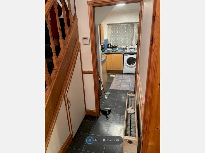 3 Bedroom Semi-Detached House To Rent In Clover Close, Luton, LU4