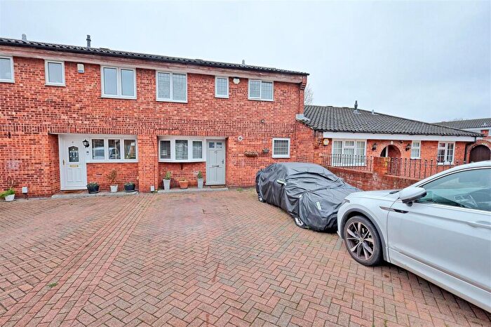 3 Bedroom Terraced House For Sale In Brampton Close - Cheshunt, EN7