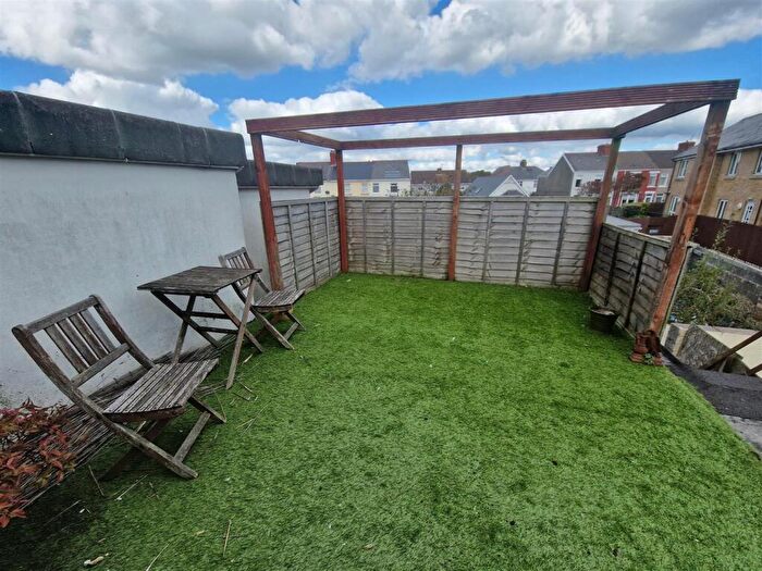 2 Bedroom Apartment For Sale In Victoria Avenue, Porthcawl, CF36