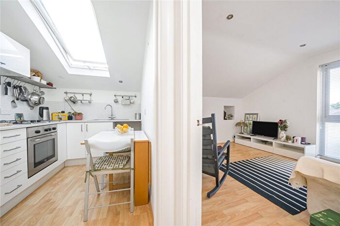 1 Bedroom Flat For Sale In Anlaby Road, Teddington, TW11