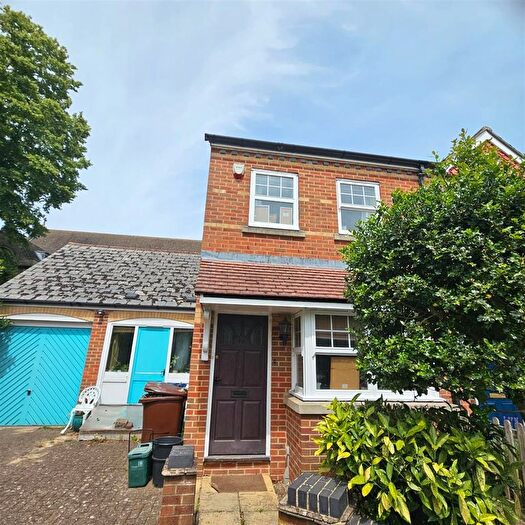 3 Bedroom Property To Rent In Hodges Court, Oxford, OX1