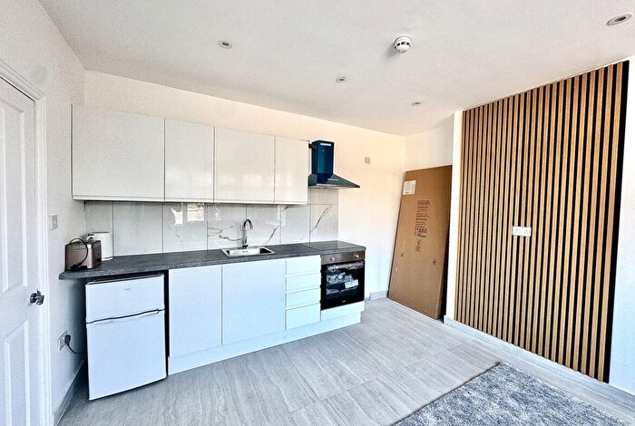 Studio To Rent In Great North Way, London, NW4