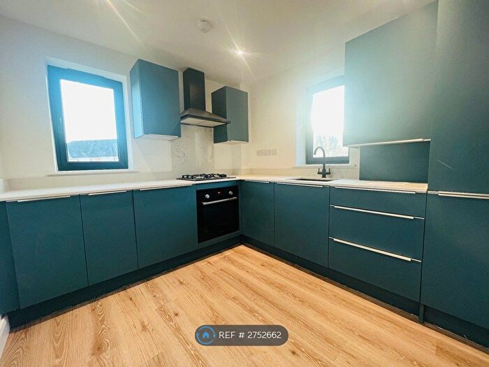 3 Bedroom Semi-Detached House To Rent In Kinder Close, Thornton, Bradford, BD13