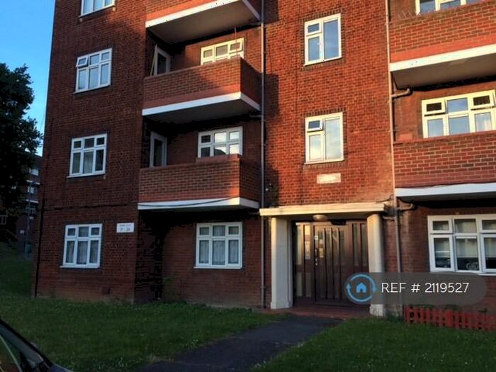 2 Bedroom Flat To Rent In Audley Court, London, E18