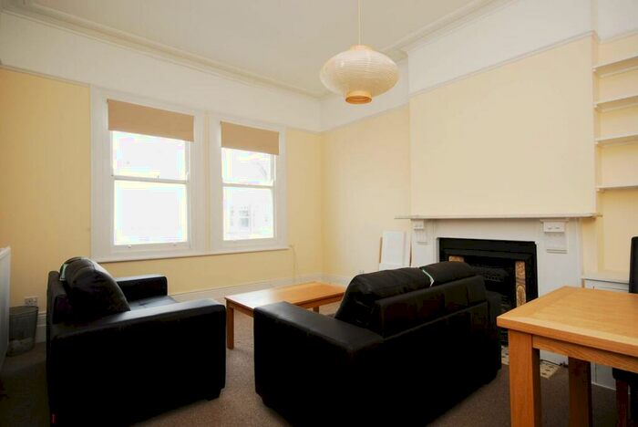 2 Bedroom Flat To Rent In Lavender Gardens, Clapham Common North Side, London, SW11