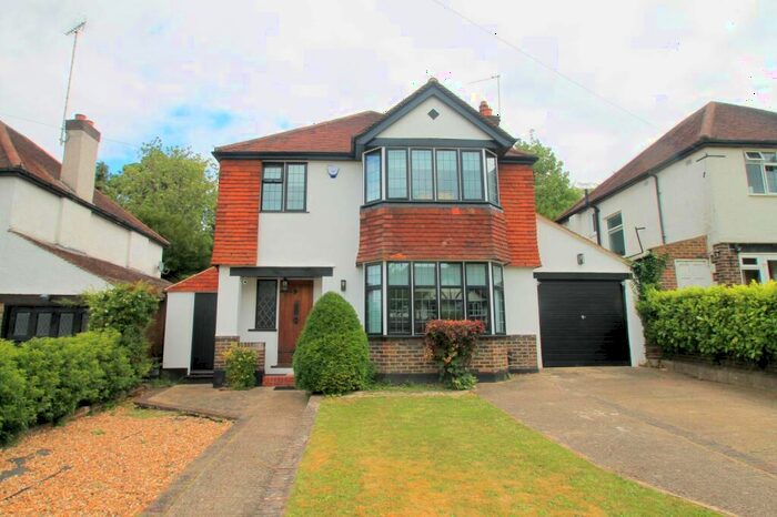 3 Bedroom House To Rent In Bedroom Detached House In Coulsdon, CR5