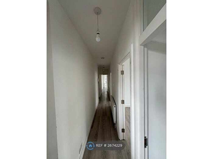 2 Bedroom Flat To Rent In Milton Court, London, N22