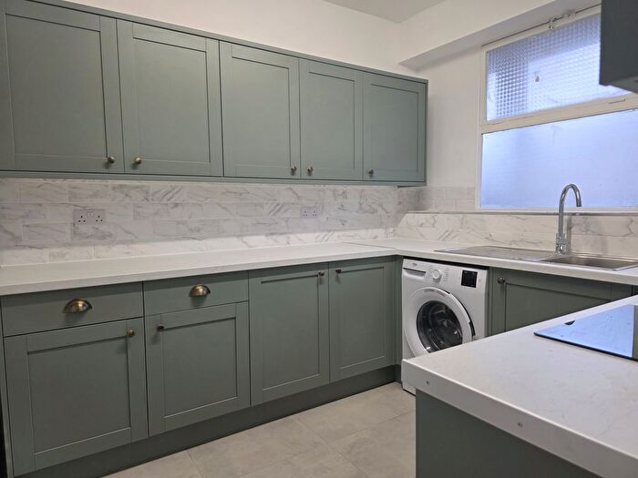 3 Bedroom Flat To Rent In Lupus Street, London, SW1V