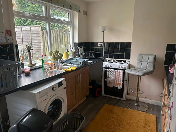 4 Bedroom Semi-Detached House To Rent In Wallace Road, Oldbury, B69