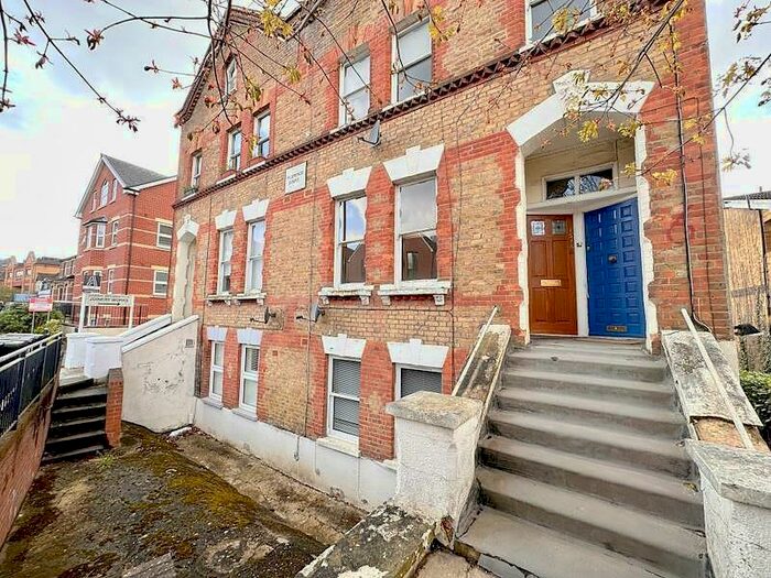 1 Bedroom Flat To Rent In Bedroom First Floor Flat In Caterham Valley, CR3