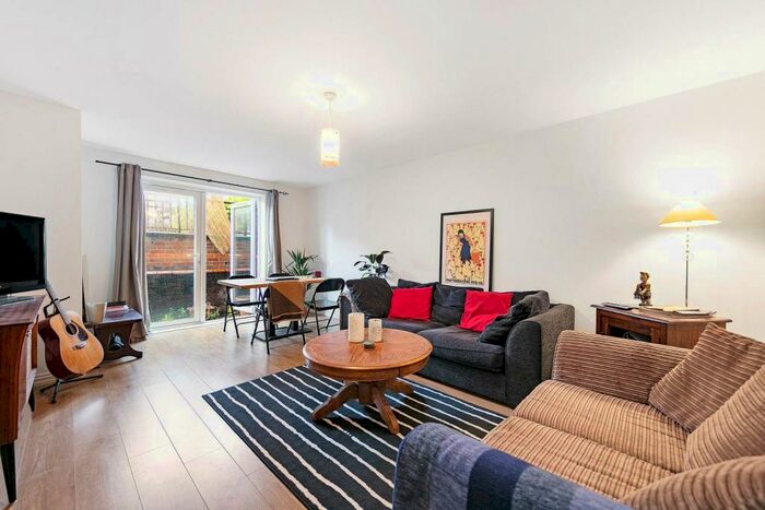 2 Bedroom Flat To Rent In St James's Drive, Wandsworth Common, London, SW12