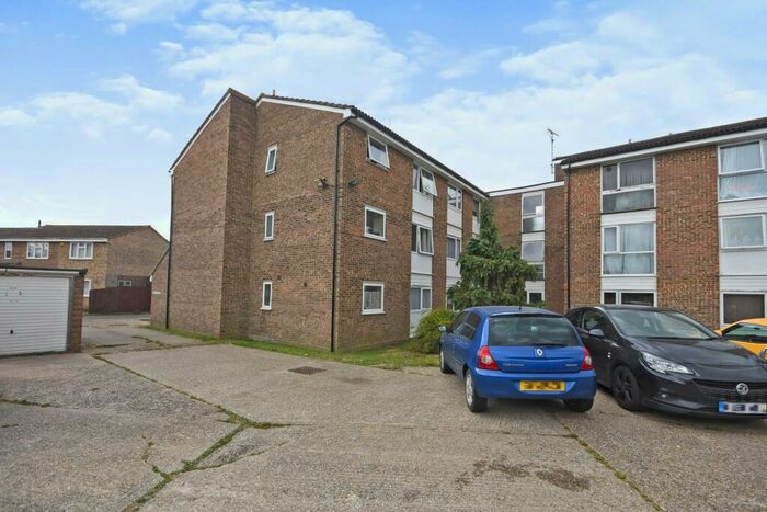 2 Bedroom Flat To Rent In Foxglove Way, Chelmsford, CM1