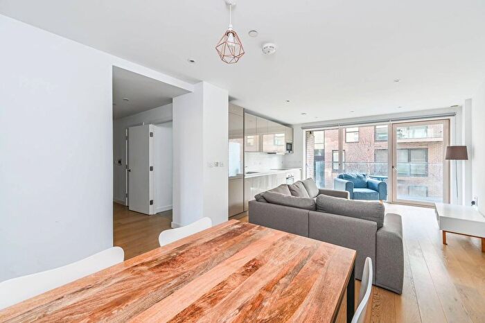 2 Bedroom Flat To Rent In New Paragon Way, Elephant And Castle, London, SE17