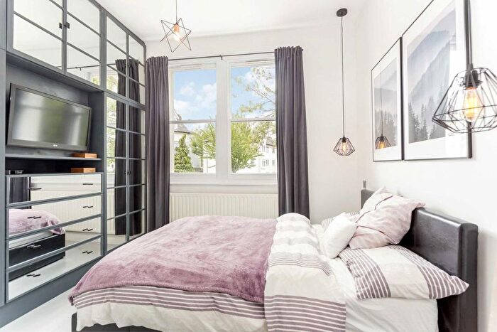 1 Bedroom Flat For Sale In Leamington Park, London, W3