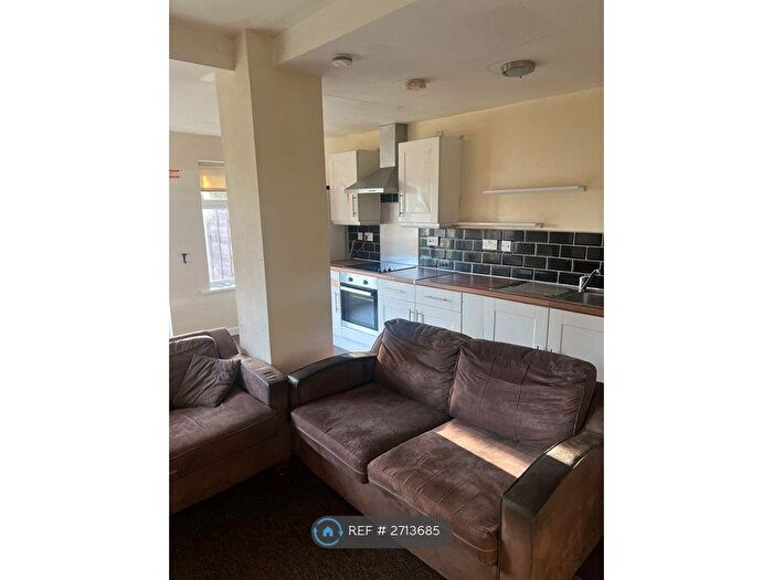 5 Bedroom Semi-detached House To Rent In Mornington Crescent, Manchester, M14