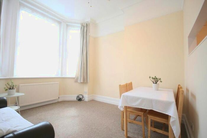 2 Bedroom Flat To Rent In Barons Court Road, London, W14
