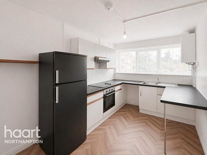 3 Bedroom Apartment For Sale In Cliftonville Court, Northampton, NN1