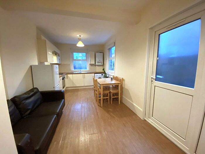 2 Bedroom Flat To Rent In Kimberley Gardens, London, N4