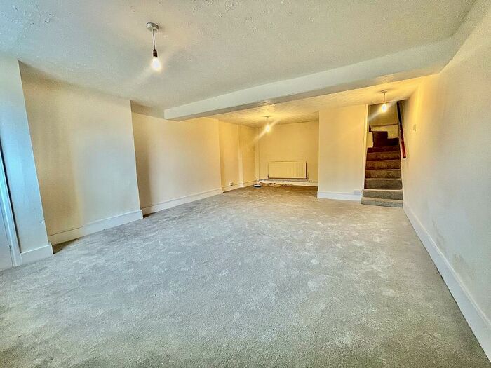 4 Bedroom House To Rent In Plumstead Common, SE18