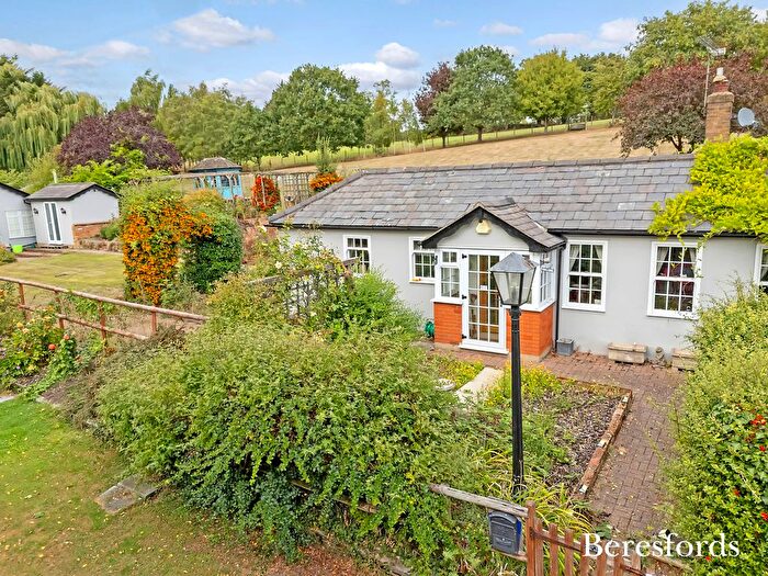 2 Bedroom Bungalow For Sale In Tomkyns Lane, Upminster, RM14