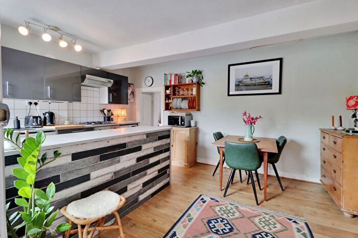 2 Bedroom Flat For Sale In High Street, Edenbridge, TN8