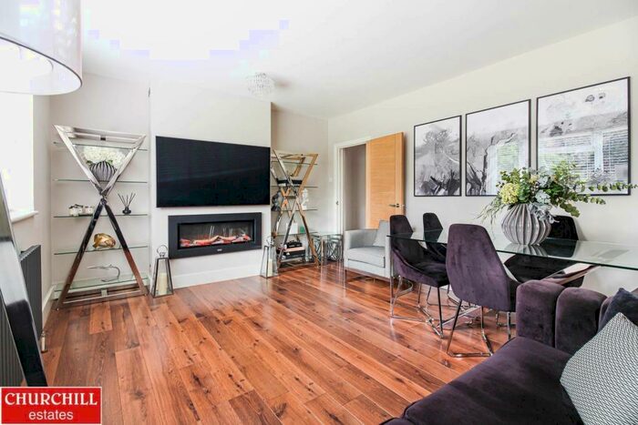 3 Bedroom Flat To Rent In Dalefield, Roebuck Lane, IG9