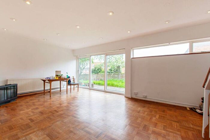 3 Bedroom House To Rent In Bracewood Gardens, East Croydon, Croydon, CR0