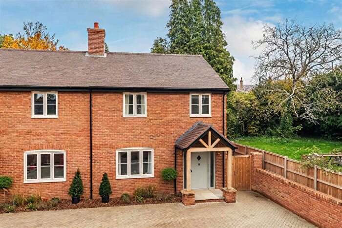 2 Bedroom House For Sale In Paddock Grove, Effingham, KT24