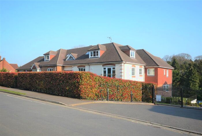 2 Bedroom Flat To Rent In St. Monicas Road, Kingswood, Tadworth, KT20