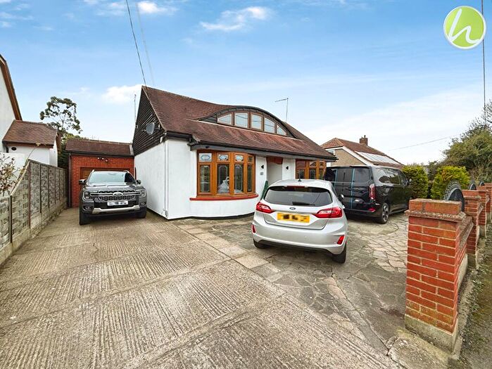 3 Bedroom Chalet For Sale In Lampits Lane, Corringham, SS17