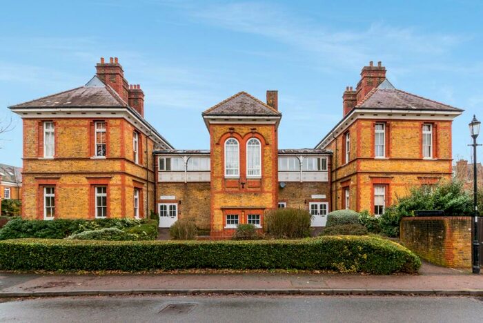 3 Bedroom Maisonette To Rent In Pennington Drive London, N21