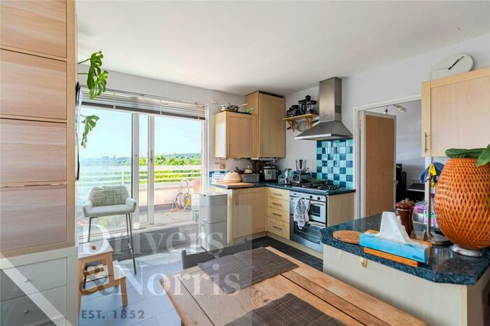 2 Bedroom Apartment To Rent In Mount View Road, Stroud Green, London, N4