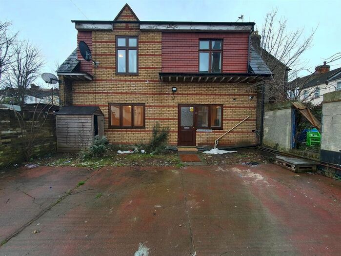 2 Bedroom Flat To Rent In Albert Road, Chatham, ME4