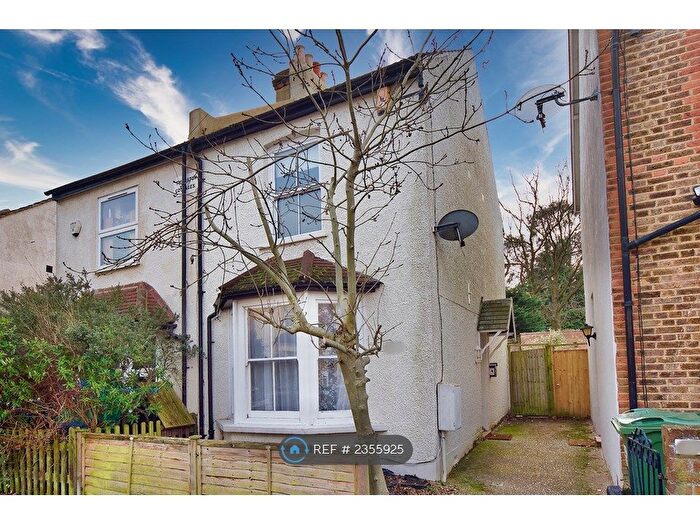 2 Bedroom End Of Terrace House To Rent In Park End, Bromley, BR1