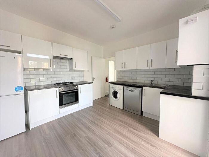 3 Bedroom Flat To Rent In Broad Street, Teddington, TW11