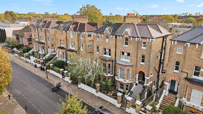 2 Bedroom Apartment For Sale In Lordship Park, London, N16